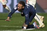 Neymar cayendo al suelo.