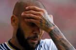 Dani Alves con la mano en la frente