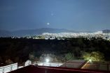 Júpiter, Venus y Luna a punto de alinearse, montañas y ciudad de fondo