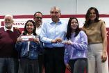 En medio, de camisa azul, el secretario de gobernación, Adán Augusto López, durante la entrega de becas a estudiantes de Ciudad Juárez.