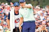 Golfista dando indicaciones a su caddie durante el torneo LIV Golf Mayakoba.