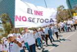 personas marchas por las calles con una manta que dice El INE no se toca