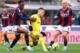 Lautaro Martínez entre dos defensas del Bolonia.