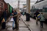 Un soldado abraza a su esposa en la estación de Kramatorsk