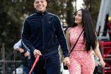 Eduin Caz caminando con esposa Daisy Anahy