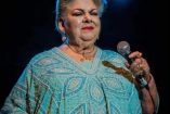 Paquita la del Barrio con vestido azul y micrófono en mano