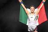 Alexa Grasso, peleadora mexicana de UFC, levanta la bandera de México.