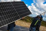 Trabajadores colocan paneles solares en el Parque de Energía Solar La Pimienta, en Yucatán.