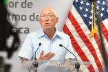 Ken Salazar ante los medios de comunicación.