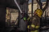 Un bombero apagando el fuego