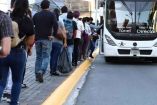 Personas esperan el transporte