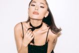 Ariana Grande con vestido negro y pañuelo en el cuello