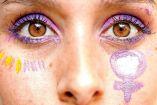 Mujer argentina con el símbolo femenino pintado de color morado en su rostro.