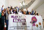 feministas sostienen una manta que dice Ley Malena va... justicia para las violencia ácida