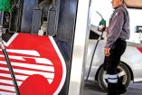 Un trabajador de una estación de servicio de Pemex despacha gasolina.