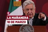AMLO de traje negro y señalando en una de sus mañaneras