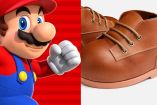 Mario Bros corriendo y botas cafés redondas a un lado