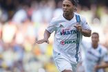 Ronaldinho celebra en el Azteca ante América.