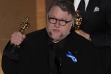 Guillermo del Toro llevaba un listón azul en su saco