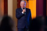 AMLO de traje oscuro en una de sus mañaneras