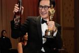 Ke Huy Quan con smoking y Premio Oscar en la mano