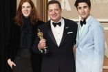 Brendan Fraser y sus hijos con el Oscar a Mejor Actor