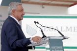 AMLO y al fondo el logo de Segalmex
