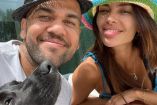 Dani Alves con sombrero negro sonriendo junto a esposa Joanna Sanz