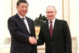 Xi Jinping y Vladimir Putin estrechan la mano