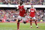 Bukayo Saka celebrando un gol con Arsenal.
