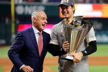Rob Manfred y Shohei Ohtani