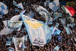 Aficionados de la Lazio con una bandera.