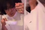 Jungkook comiendo y poniendo mano en cabeza