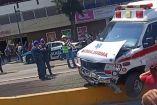 Choque entre ambulancia y Metrobús.