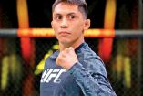 Víctor Altamirano levanta el puño luego de una de sus peleas en UFC.