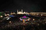 Personas abarrotan el Zócalo en noche de primavera