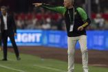 Heimir Hallgrímsson da instrucciones en el encuentro ante México en el Azteca.