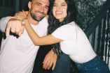 Becky G y Sebastian Lletget abrazados con playeras blancas