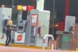 Mujer golpea una gasolinera