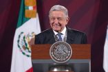 AMLO de traje gris sonríe en su mañanera