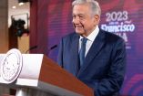 AMLO de traje azul y sonriendo en su mañanera