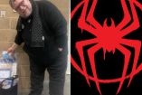 Guillermo del toro agachado y logo de Spider-Man