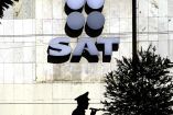 Fachada de las oficinas del SAT con el logo de la institución en grande.