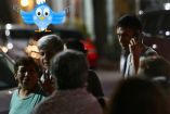 Gente en la calle tras sismo y dibujo de pájaro azul de Twitter