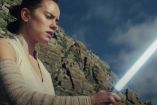 Rey de Star Wars con espada de Jedi y montaña atrás