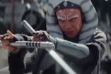 Ahsoka con sables de luz usando la Fuerza en tráiler
