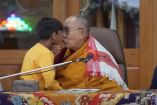 El Dalai Lama besa aun niño en la boca