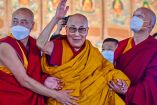 El Dalai Lama se disculpa tras beso polémico a un niño 