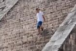 Turista que subió a la pirámide de Kukulcán