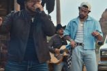 Bad Bunny con camisa y pantalón de mezclilla junto a miembros de Grupo Frontera